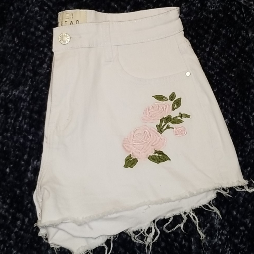 Cutoff Denim Shorts with Roses Embroidered - Picture 2 of 4